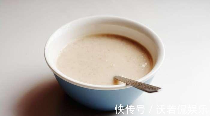 喂养|几个月宝宝可以喂纯米糊辅食不能替代主食,1岁内还得以奶为主