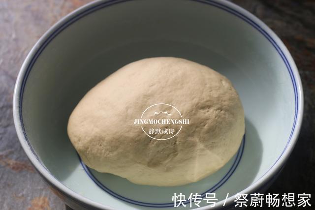 先蒸后烙,外酥脆里松软,自从学会面粉此做法,孩子连面包都戒了