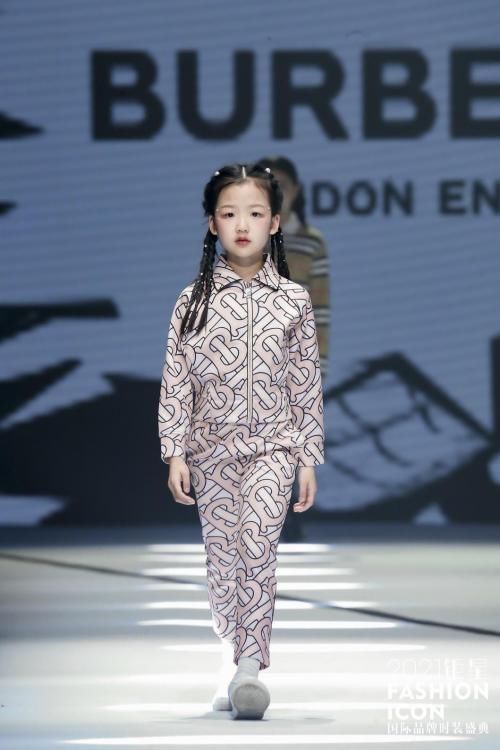 钜星国际品牌时装盛典 小超模唐莫云亮相Burberry品牌秀