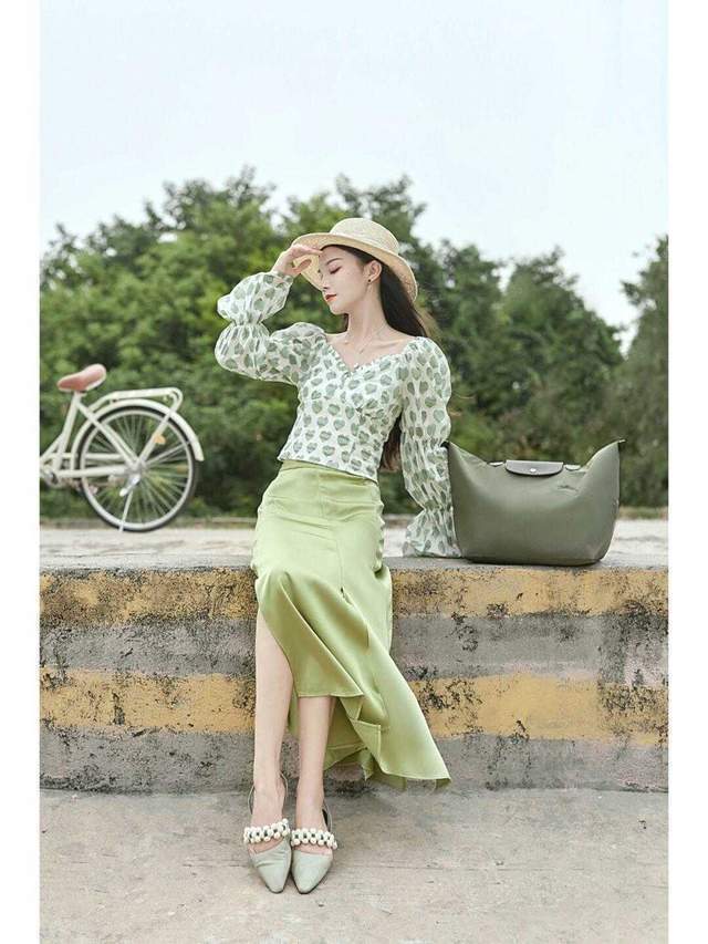 衬衫|半身裙在秋天依然风头不减，搭配泡泡袖衬衫，这才是“高级穿法”