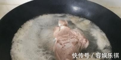 做酸菜鱼,鱼片别直接下锅煮!大厨教你一招,鱼肉嫩滑好吃又完整