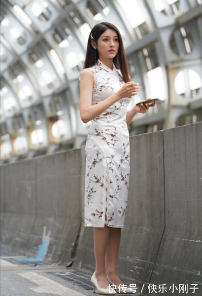 旗袍 小姐姐身穿改良版旗袍，很有时尚气质