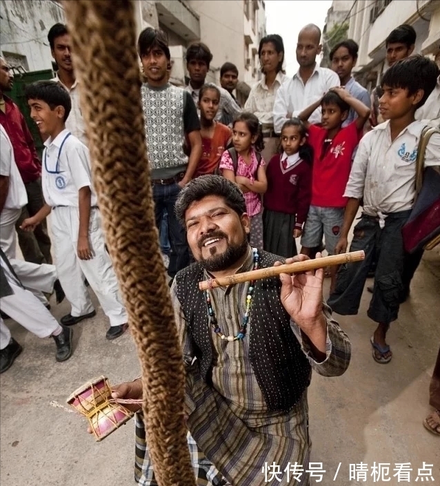 印度通天绳|印度通天绳有多神秘:爬上绳子的小孩去哪里了?可能是障眼法吗?