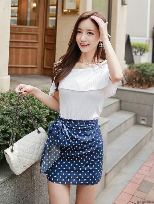 小姐姐穿唯美的短裙,穿出清新气质美感,充满时髦女神韵味!