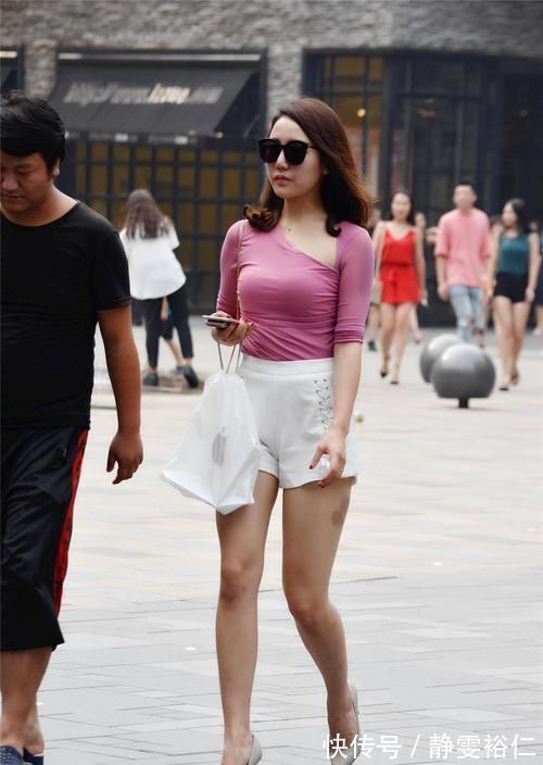 搭配 丰腴身材穿着尖头细跟鞋,搭配高腰短裤,更显气质