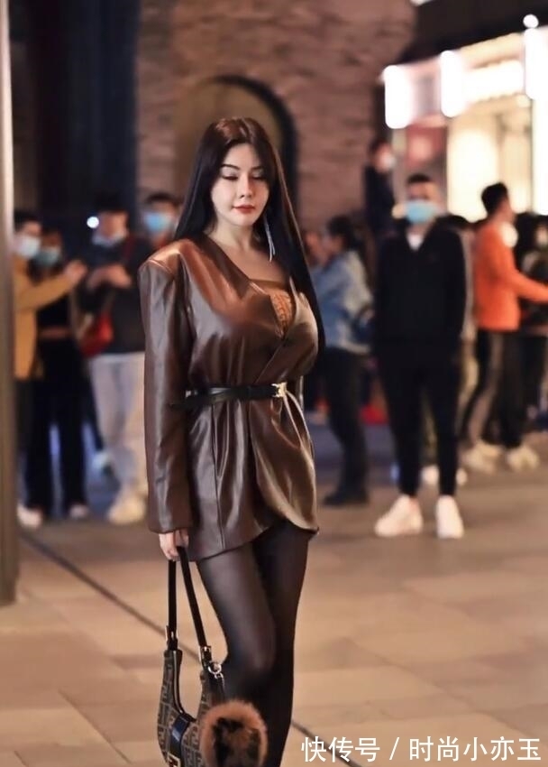 美女|皮裙美女散发着高级感，随性的穿搭，一般人驾驭不了