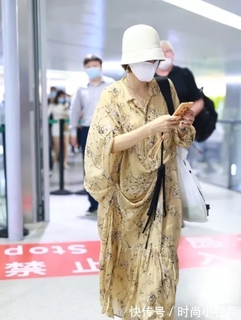 衬衫 马伊琍把“上浅下深”带火了,奶茶色衬衫配烟管裤,温柔又高级