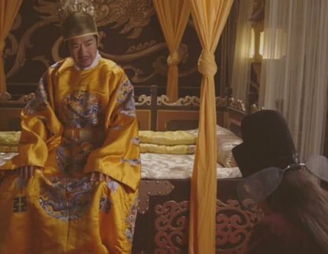 皇帝|皇帝的龙袍从来不洗,别人就不嫌有味道?网友:咱还是穷