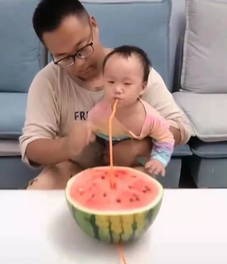 机智|宝宝不喝奶,爸爸用吸管解决问题,吸管的另一端才是亮点