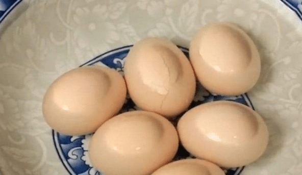 煮鸡蛋只用白水煮可不行，煮前多做一步，香嫩好吃，蛋壳特好剥