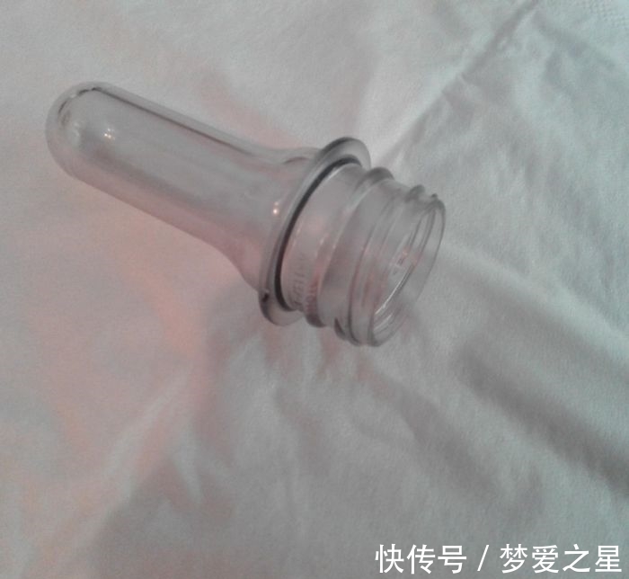 飞机库|25张罕见的照片，现代战舰的底部太科幻，好像动画片里的飞船