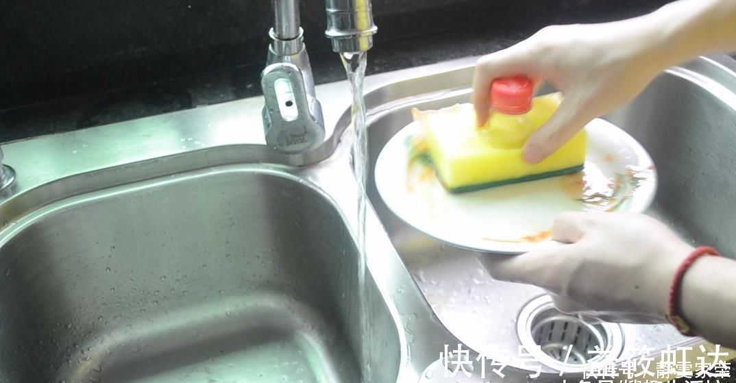 把塑料瓶粘在百洁布上, 放在厨房超实用, 解决了家家户户困扰的难题