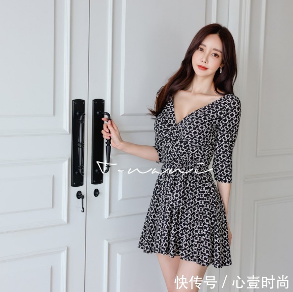 孙允珠|女神孙允珠时尚搭配：雅黑锁扣满版碎花罗纹百褶裙