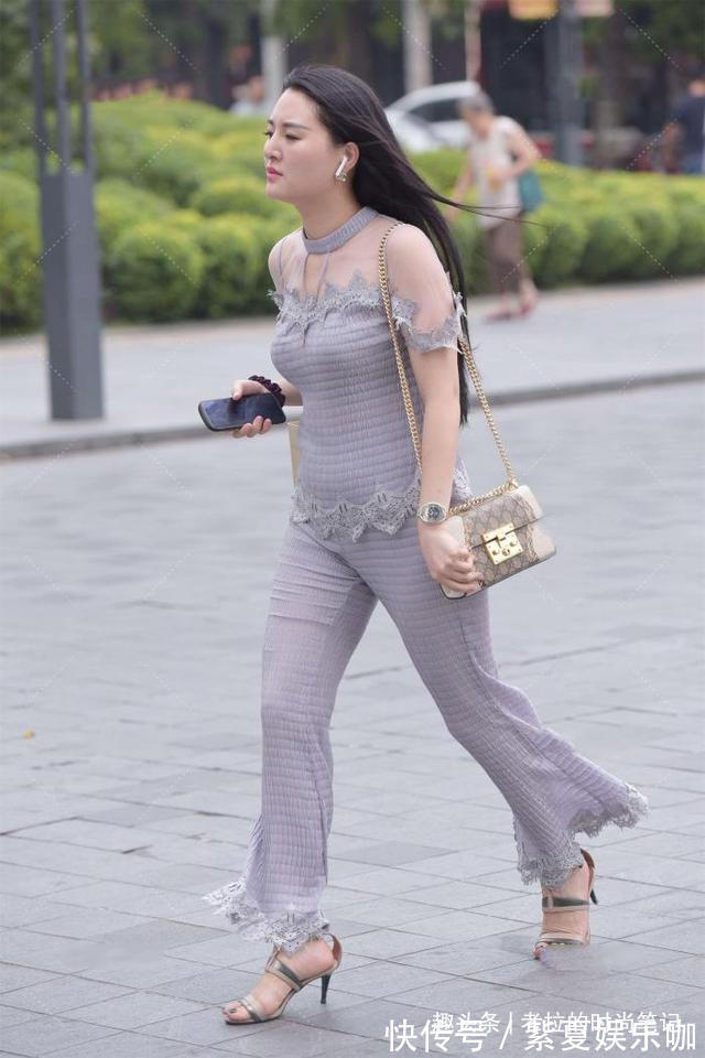 灰色套装 灰色套装很高级,美女穿出白领范儿,同色搭配很规整,还显身材