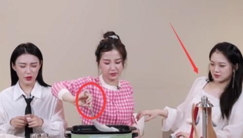 习生|青你2虞书欣手拿生鱼放入煎锅,谁注意到周梓倩的反应太真实了