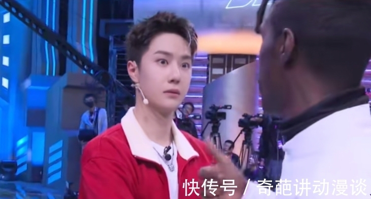 布布|《街舞4》王一博和布布见面!两人隔空比心,王一博全程飚英文