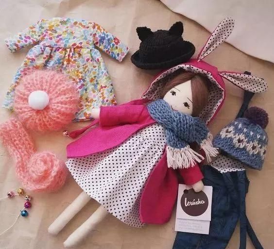 自制玩具熟练的妈妈用碎布给女儿做豪华的换装娃娃