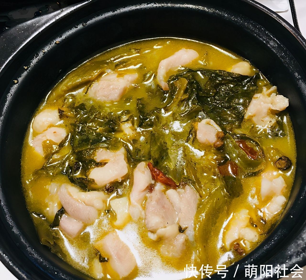 今日家常菜，大叔教你砂锅酸菜鸡，酸香开胃，微辣微麻，家人爱吃