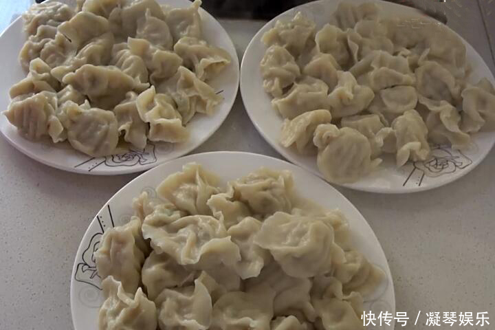 白菜猪肉饺子，调馅时这样调，饺子鲜美多汁，比三鲜饺子都鲜