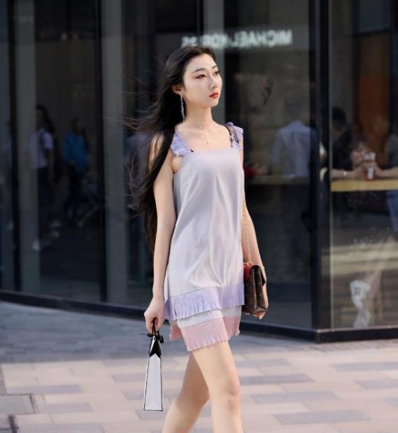 小姐姐|路人街拍，美女所选的这款吊带裙，真的是将个性发挥到了极致