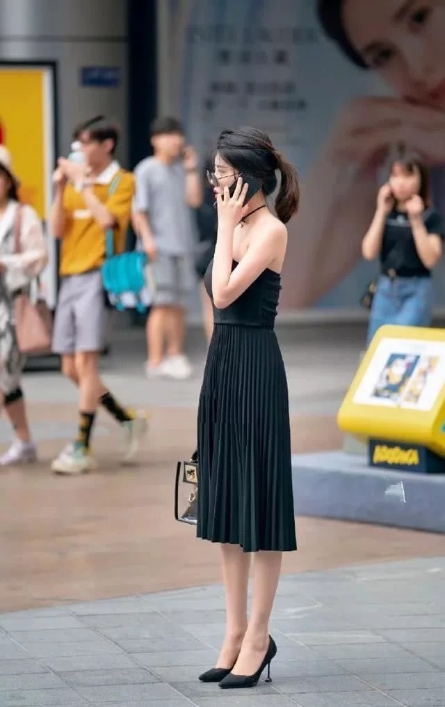 街拍：温柔可人的小美女，身穿吊带连衣裙，时尚清新靓丽