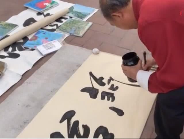 地摊|70岁大爷街头现场书写“地摊书法”,字迹厚重飘逸,落笔惊艳