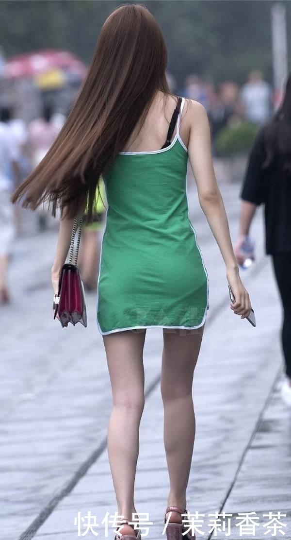 美女|街拍:长发美女穿上绿色的紧身连衣裙,有一种温婉小女人的感觉!