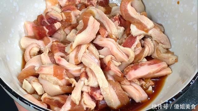 夏天来了,面条就得这样吃,简单一拌,比凉面还好吃,太香了