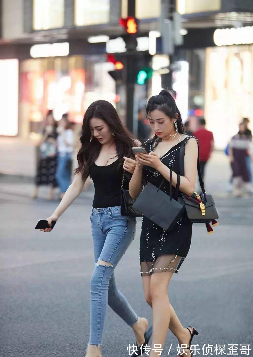 小姐姐|牛仔裤,搭配荷叶边一字肩,穿着清凉又显身材,时尚又大方