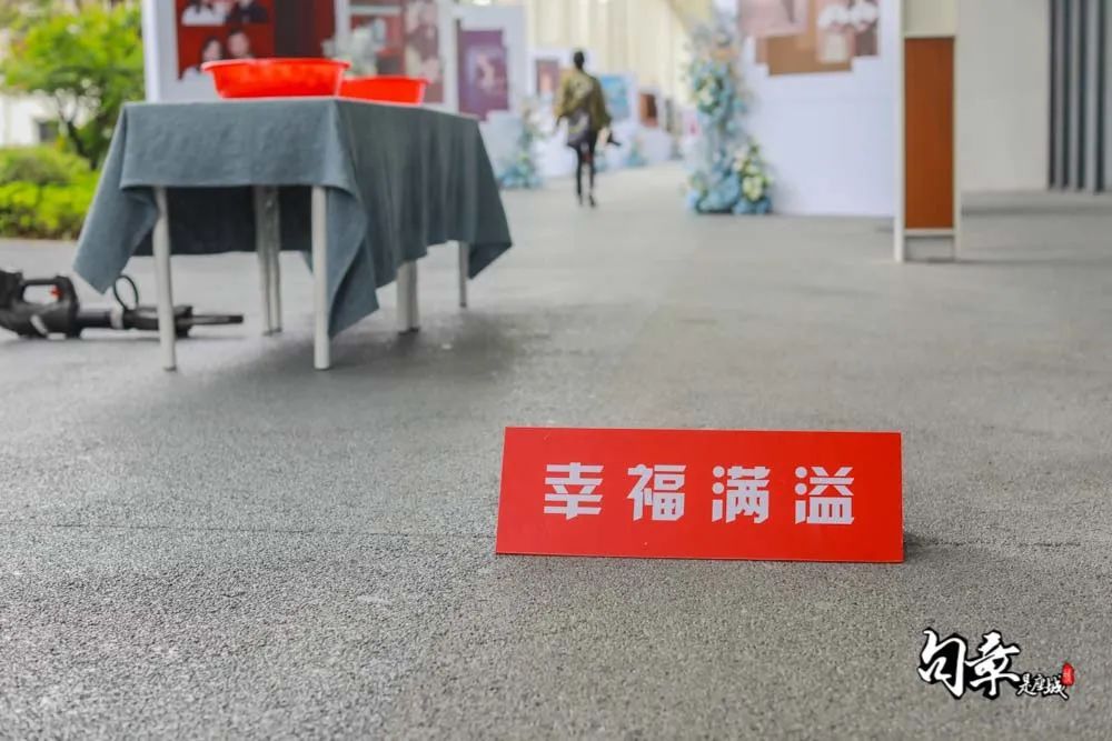 高甜撒糖！今天的文创港有最“嚣张”的婚车和最甜蜜的亲亲