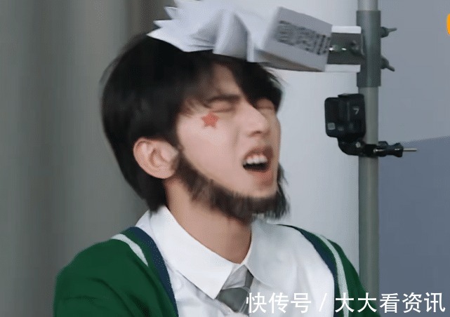 跑男|跑男集體受懲罰，紙板打蔡徐坤額頭，疼到閉眼，看清關(guān)曉彤，服了