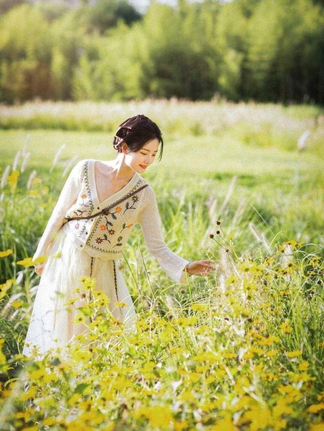 文艺|法式浪漫文艺风,针织开衫搭配半身裙高级优雅,温柔又气质