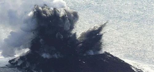 火球|日本西之岛火山爆发，浓烟高达8300米，难不成与那颗“火球”有关？