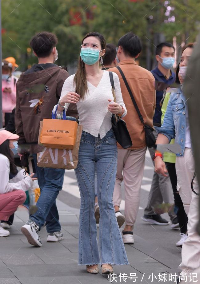 v领|白色针织V领服饰高端大气,珍珠流苏耳环也是非常奢华