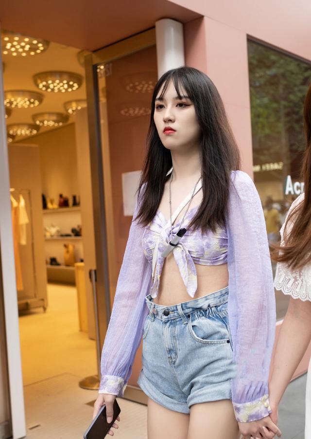 美女|美女姐姐金色半身裙，搭配白衬衫，让你的美换发光彩