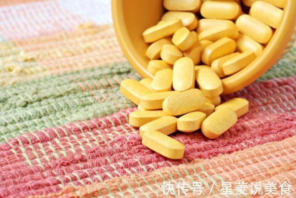 兰长|婆婆用啤酒浇花,浇花前往盆里扔片药,不料君子兰还不停的出箭!