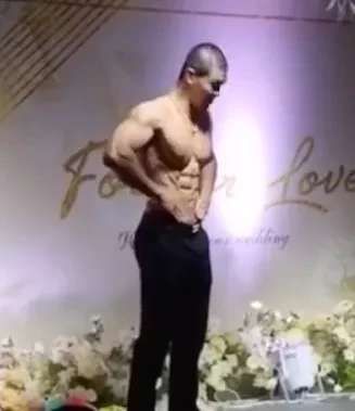 肌肉新郎婚礼现场脱衣引发尖叫，网友都在馋他身子….