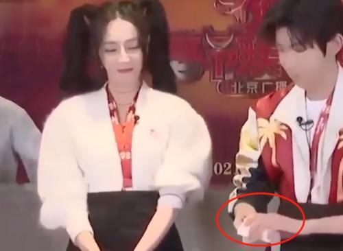 王牌：严浩羽用椅子拍大片，特意垫上卫生纸，下意识动作暴露素质