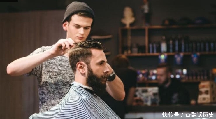 为什么去理发时,店员总会拿一杯水过来?洗头小妹偷偷告诉你实情