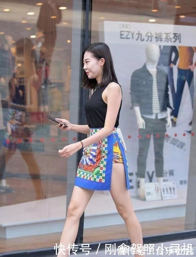 小妹妹|神奇的黑背心,与复古的短裙搭配,清新自然