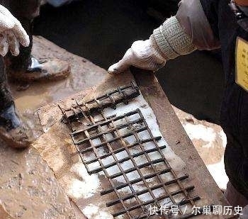 专家在修补文物之前,首先要清洗,可是清洗的难度很大