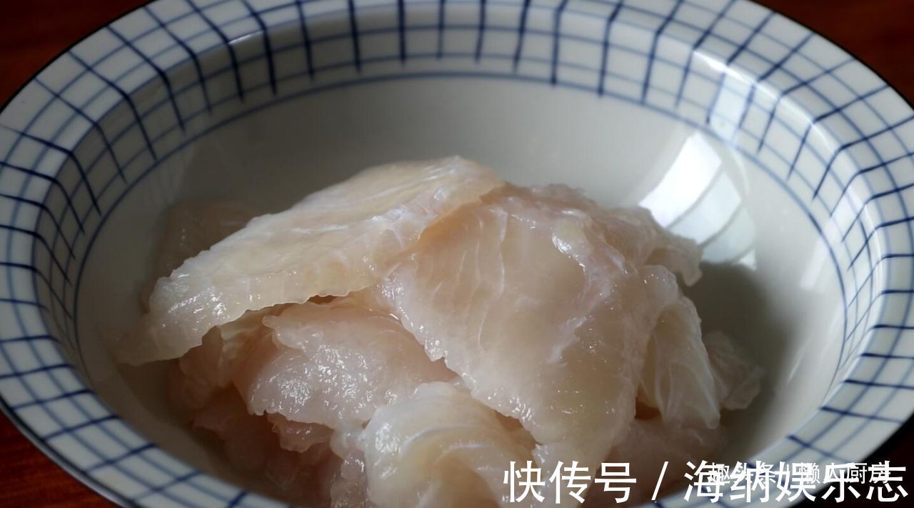 柠檬鱼片|酸菜鱼吃腻了，教你柠檬鱼片的做法，鱼肉爽滑，酸辣清香解油腻