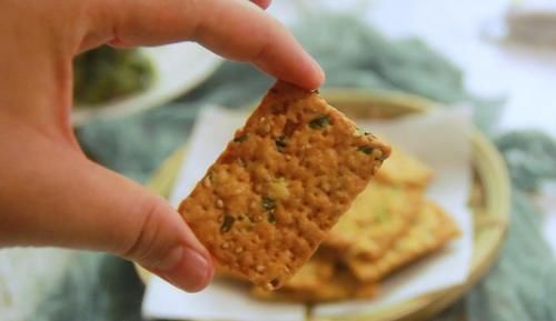 蘇打餅不用出去買,自己在家就能做,咸香酥脆,比外面賣的還好吃