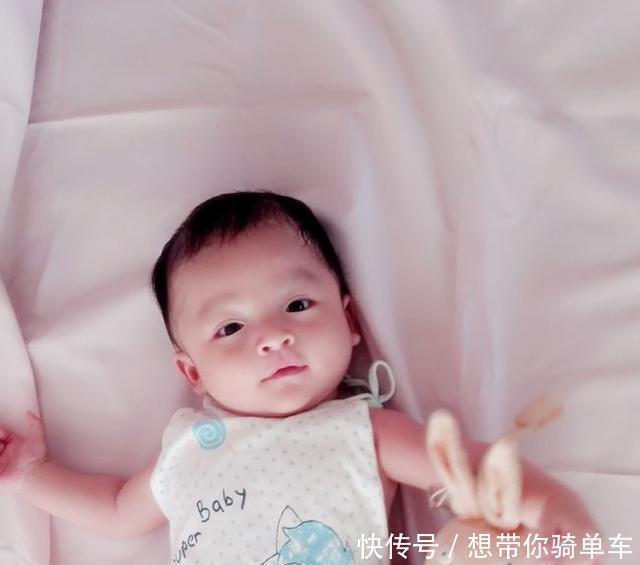 举起|婴儿熟睡时常常举起小手,你以为这是在投降,其实原因很简单!