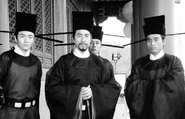 官场上|谁发明的宋朝官员的长翅帽？有什么用途？就连皇帝也要戴