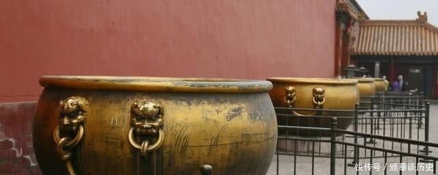 故宫里的水缸是做什么的?为何冬天水不会结冰?
