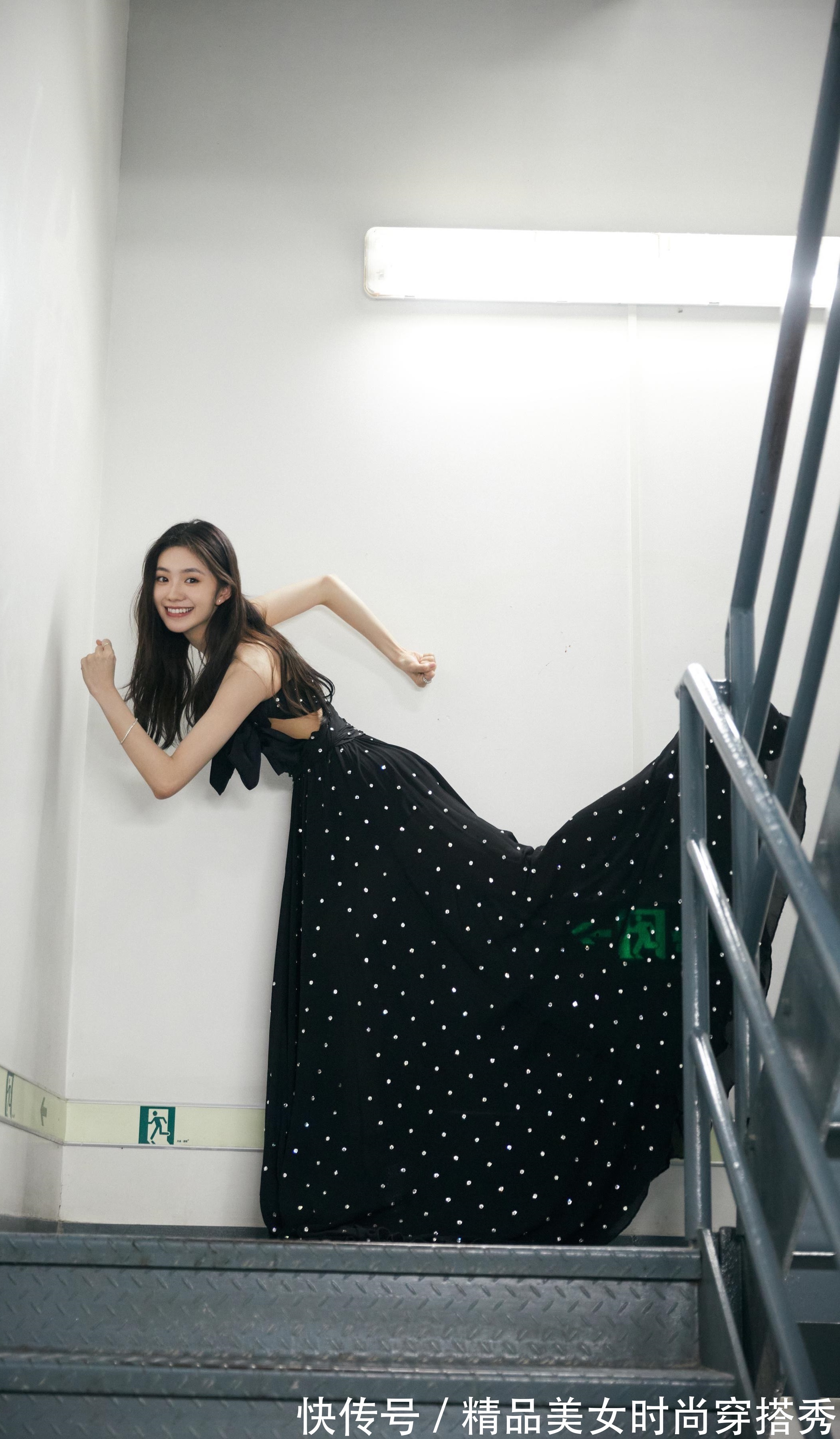 蝴蝶结 简约时尚的抹胸设计搭配蝴蝶结装饰,女人味十足