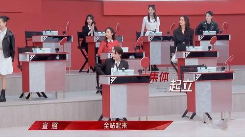 杨钰莹大声招呼那英坐C位，不料那英6个字回怼，杨钰莹笑容僵硬