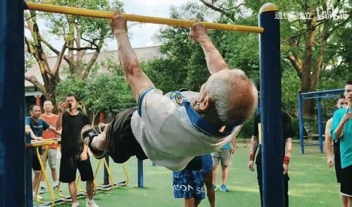 身体素质|爱健身的爷爷有多硬核?引体向上论组做,腹肌线条如刀刻!