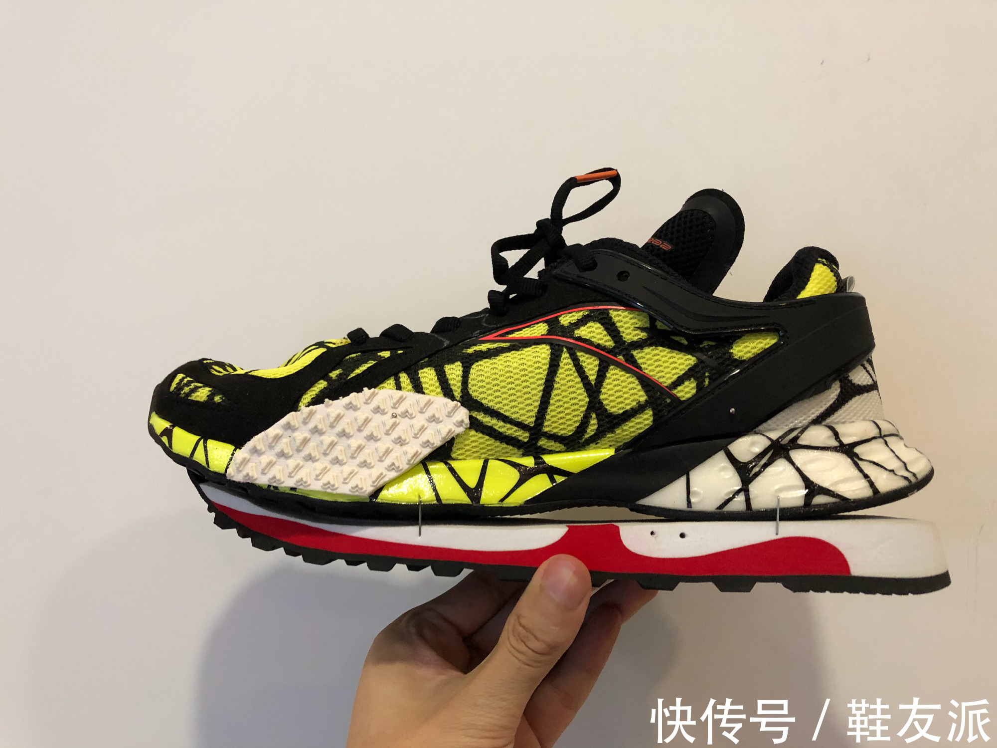 领奖服|安踏配国旗！奥运领奖鞋帅翻，走秀款单品曝光，国产品牌厉害了